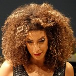 Cheveux de moutons après soin capillaire. הזמרת בעלת (הקרחת) התלתלים 